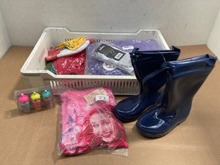 QTY OF ASSORTED CHILDRENS CLOTHING ITEMS IN VARIOUS SIZES TO INCLUDE PAIR OF PU BOW TIE WELLIES IN NAVY - UK 12.5: LOCATION - F5