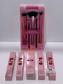 REAL TECHNIQUES SET OF 5 MAKEUP BRUSHES TO INCLUDE 4 X ONE/SIZE LIP SNATCHER DUO IN NIGHTWALKER AND ONE/SIZE SECURE THE SWEAT PRIMER: LOCATION - TABLE 2