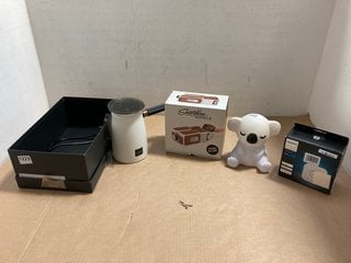 4 X ASSORTED ITEMS TO INCLUDE HOTEL CHOCOLAT VELVETISER HOT CHOCOLATE MAKER IN WHITE: LOCATION - AR15