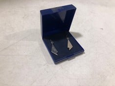 A PAIR OF HALLMARKED STERLING SILVER EARRINGS