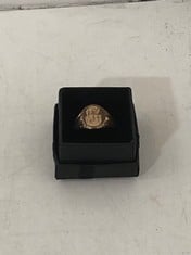 AN ANTIQUE GOLD COLOURED RING