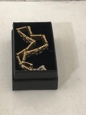 A GOLD COLOURED BRACELET