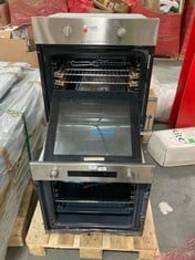 PALLET OF 3X OVENS TO INCLUDE RUSSELL HOBBS BUILT IN SINGLE ELECTRIC OVEN IN STAINLESS STEEL - MODEL NO. RHFEO7004SS - COMPLETE RRP £160 (MISSING DOOR) (KERBSIDE PALLET DELIVERY)