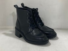 PALLET OF ASSORTED SHOES TO INCLUDE WOMENS MOC TOE BOOT IN BLACK - SIZE UK 5.5 (KERBSIDE PALLET DELIVERY)