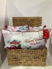 5 X ASSORTED CHRISTMAS PILLOWS IN RED / WHITE TO INCLUDE LARGE WICKER BASKET WITH LID IN NATURAL