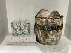 5 X ASSORTED STORAGE BINS TO INCLUDE 3 PIECE WICKER AND WIRE STORAGE BINS IN NATURAL