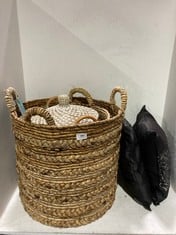 4 X ASSORTED STORAGE BOX ITEMS TO INCLUDE MEDIUM CIRCLE WICKER BASKET WITH LID TO INCLUDE 2 X SOFA THROW CUSHIONS BLACK