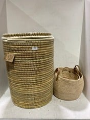 4 X ASSORTED STORAGE BIN ITEMS TO INCLUDE TALL WICKER STORAGE BIN WITH CONE LID NATURAL - TOTAL RRP £106