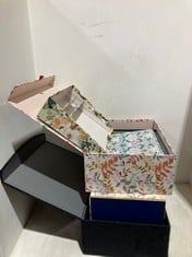 QTY OF STORAGE/GIFT BOXES TO INCLUDE LEAF MOTIF BOX IN COLOUR MULTI/CREAM