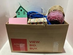 BOX OF ASSORTED GARDEN ITEMS TO INCLUDE HANDCRAFTED FLORAL HOUSE BIRD FEEDER IN CREAM