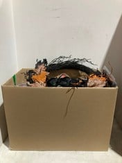 BOX OF ASSORTED HALLOWEEN ITEMS TO INCLUDE HALLOWEEN DECORATIVE WREATH