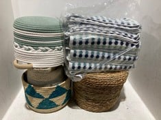 4 X HOME ITEMS TO INCLUDE TRULEY LOU TOWEL SET IN COLOUR MULTI