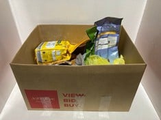 BOX OF ASSORTED PET ITEMS TO INCLUDE VITACAT COMPLETE ADULT WITH TUNA & SALMON FOOD- BBE:SEP 2025