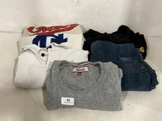 5 X ASSORTED CLOTHING TO INCLUDE GUESS ORIGINALS T-SHIRT IN COLOUR BEIGE/RED - SIZE M