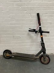 XIAOMI 4 PRO ELECTRIC SCOOTER IN BLACK - COMPLETE RRP �749 (SALEROOM 40) (COLLECTION ONLY)