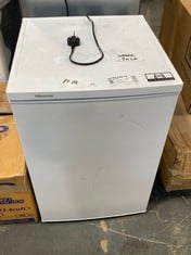 HISENSE FREESTANDING UNDER COUNTER FRIDGE IN WHITE - MODEL NO. RL170D4BWE - RRP �205 (SALEROOM 40)