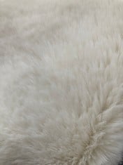 LUXE FAUX FUR ROLLED RUG IN IVORY APPROX 150 X 200CM (SALEROOM 40)