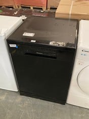 HISENSE FREESTANDING FULL SIZE DISHWASHER IN BLACK - MODEL NO. HS60240BUK - RRP �362 (SALEROOM 40)