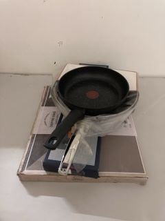 QTY OF KITCHEN ITEMS INC FRYING PAN