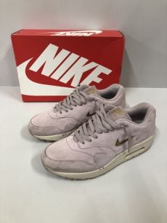 NIKE AIR MAX 1 JEWEL PARTICLE ROSE SIZE: UK 11 (VAT ONLY PAYABLE ON BUYERS PREMIUM)