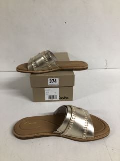 WOMEN'S SANDALS IN GOLD SIZE 5