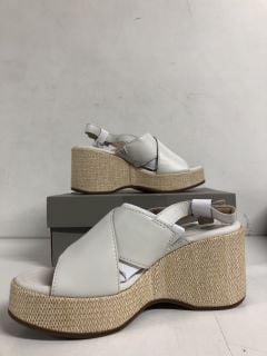 CLARKS MANON WISH OFF WHITE LEATHER PLATFORM HEELS SIZE UK 8