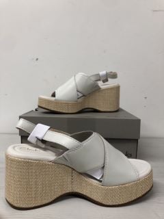 CLARKS MANON WISH OFF WHITE LEATHER PLATFORM HEELS SIZE UK 8