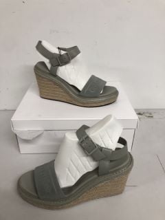 CALVIN KLEIN WEDGE SANDALS IN GREY SIZE EU 40