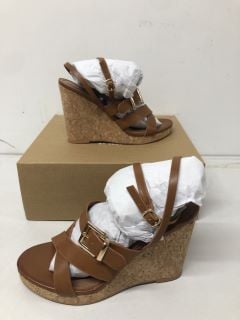 WOMEN'S BUCKLE STRAPPY WEDGE SANDAL IN BROWN SIZE 5