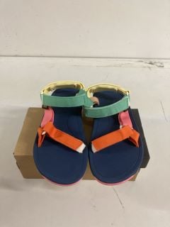 TEVA SANDALS IN BLUE/PINK SIZE UK KIDS 2