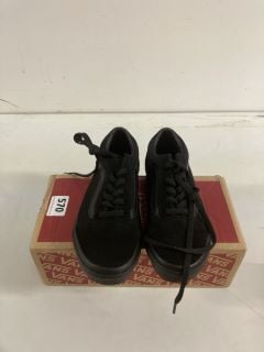 VANS OLD SKOOL TRAINERS IN BLACK SIZE UK 13