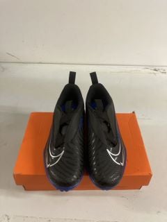 NIKE JR PHANTOM GX ACADEMY TF ASTRO TURF FOOTBALL BOOTS IN BLACK SIZE UK 5