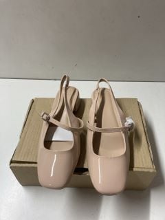 3 X ITEMS TO INCLUDE EXTRA WIDE FIT NATURAL HEELS SIZE UK 7