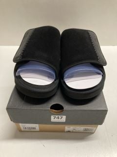 UGG GOLDENCOAST SLIDE IN BLACK SIZE UK 10