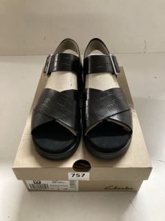 CLARKS ORINOCO CROSS IN BLACK INTEREST SIZE UK 5