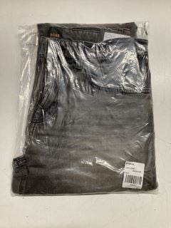 BOSS JEANS IN LIGHT GREY SIZE 32 REGULAR