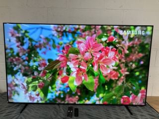 SAMSUNG 65" TV MODEL: UE65DU8000K RRP: £849 (WITH REMOTE, WITH SMART REMOTE, WITH STAND, WITH BOX) (DISPLAY FAULT)