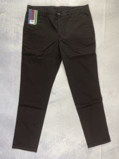 PAUL SMITH MEN'S MID FIT STICTHED CHINO. SIZE: 34, MADE FROM: 97% COTTON 3% ELASTANE. RRP: £135