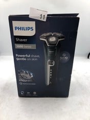 PHILIPS SHAVER SERIES 5000 - WET & DRY ELECTRIC MENS SHAVER WITH CHARGING STAND AND TRAVEL CASE (MODEL S5884/35).: LOCATION - A RACK