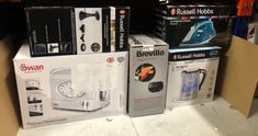 QUANTITY OF ITEMS TO INCLUDE BREVILLE ULTIMATE DEEP FILL TOASTIE MAKER | 2 SLICE SANDWICH TOASTER | REMOVABLE NON-STICK PLATES | STAINLESS STEEL | BLACK [VST082]: LOCATION - E RACK