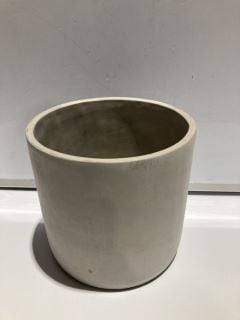 2X BOX OF 2 BESPOKE PLANTER POTS