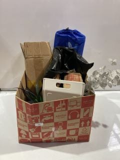 A BOX OF ITEMS TO INCLUDE A GOLD FILLING ORGANIZER