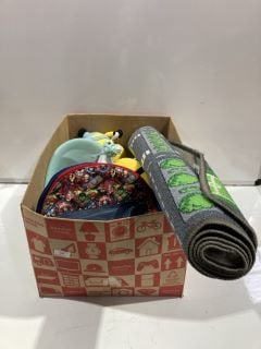 A BOX OF ITEMS TO INCLUDE A ROAD, CAR PLAY MAT