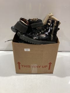 BOX OF SHOES TO INCLUDE CUSHION WALK BLACK SHOES SIZE 6