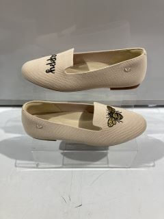 ITEMS TO INCLUDE VIVIANA AUDREY CREAM SHOES SIZE 5.5