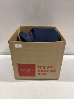 A BOX OF DESIGNER CLOTHING TO INCLUDE A D555 BLUE SHIRT 7XL