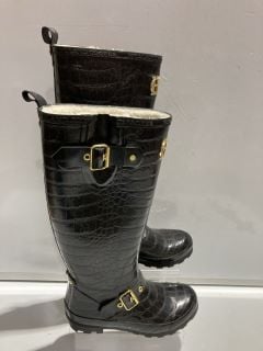 ITEM TO INCLUDE DESIGNER CROCODILE SKIN BOOTS UK 6