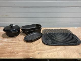 QTY OF ASSORTED CROCK POTS AND BAKING TRAYS