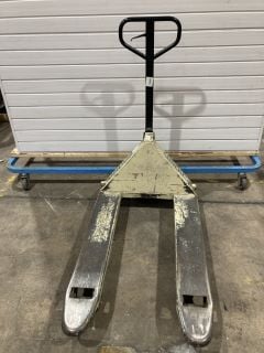 CROWN PALLET PUMP TRUCK