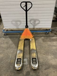 PALLET PUMP TRUCK